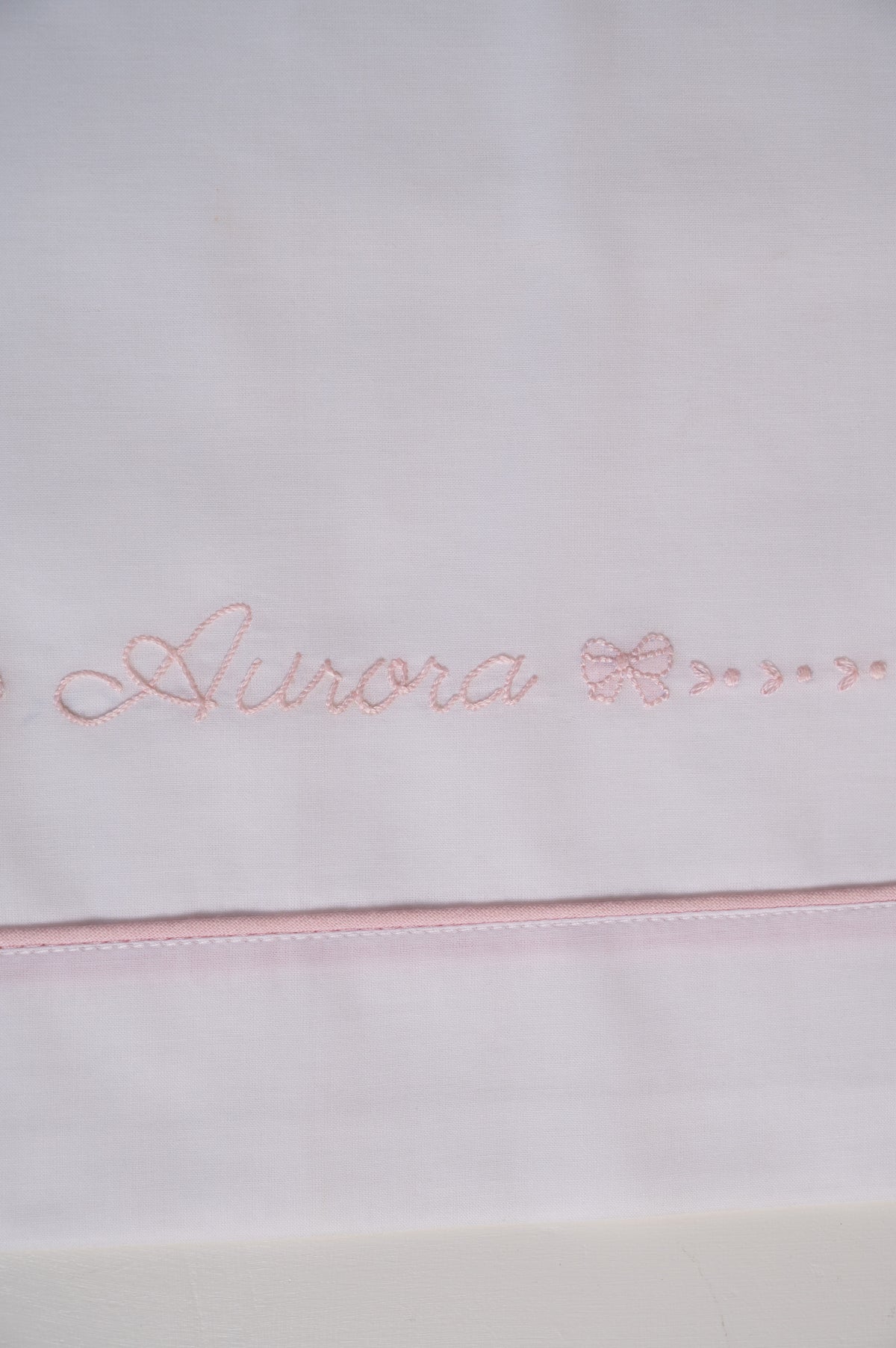 Lenzuolino ricamato a mano “fiocchetti delicati”