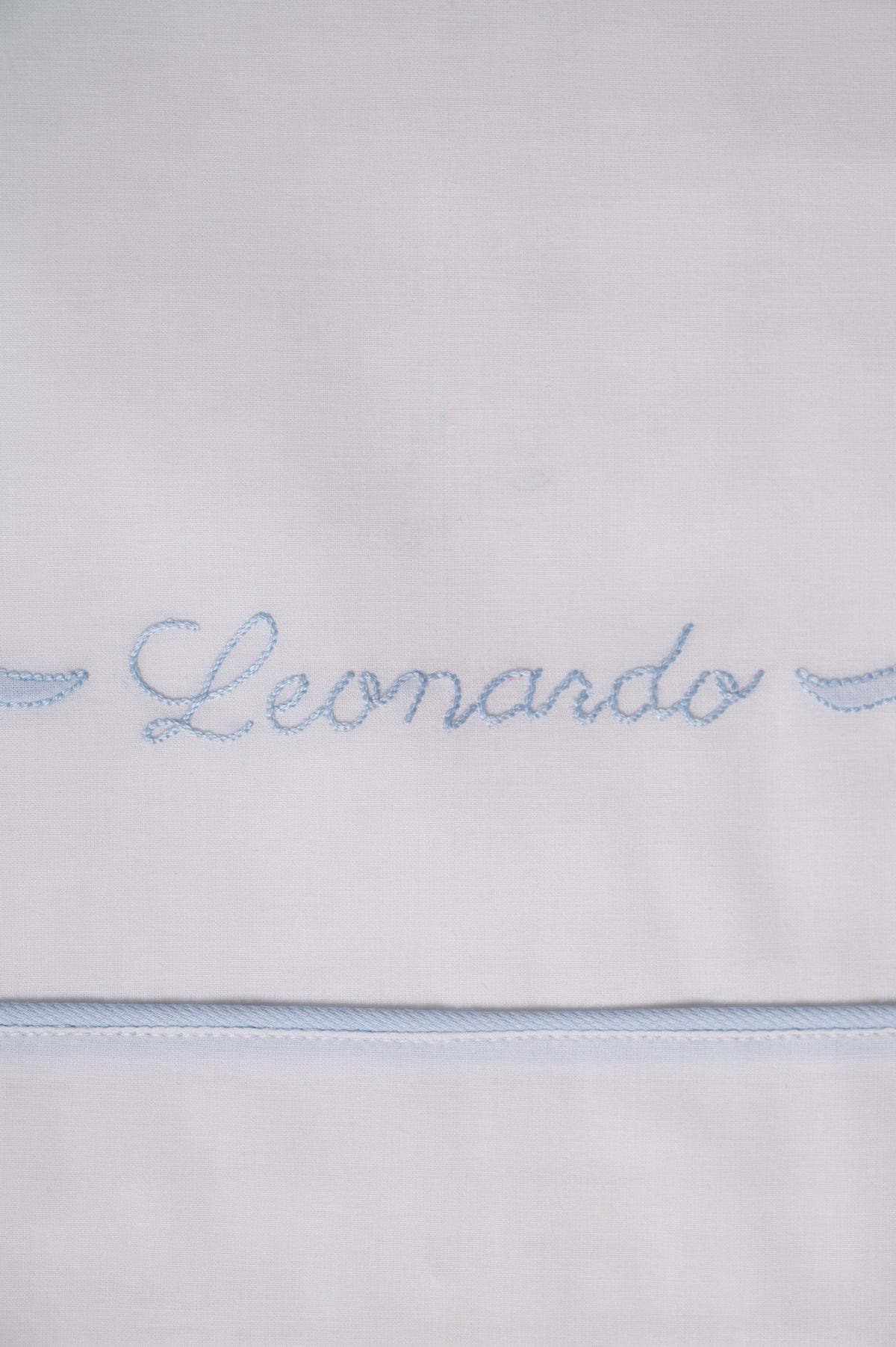Lenzuolino ricamato a mano “cuoricino”