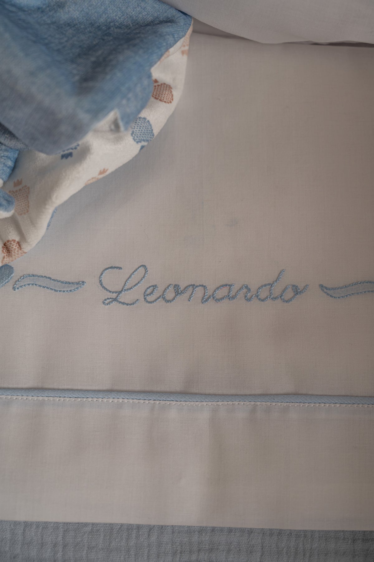 Lenzuolino ricamato a mano “cuoricino”